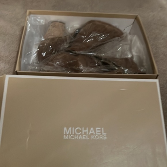 Light color Tan Michael Kors heels - Picture 6 of 6